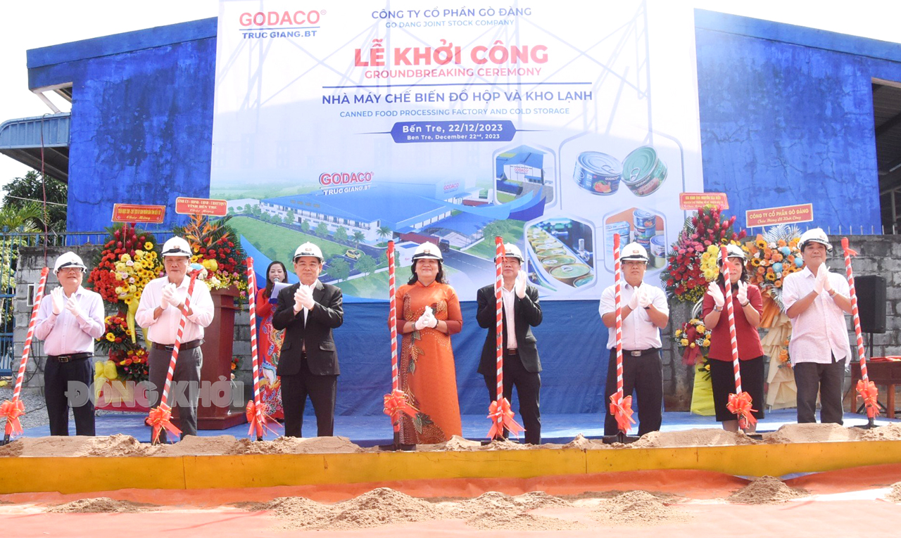 Khởi công nhà máy chế biến đồ hộp và kho lạnh Quyền Bí thư Tỉnh ủy - Chủ tịch HĐND tỉnh Hồ Thị Hoàng Yến, Chủ tịch UBND tỉnh Trần Ngọc Tam và các đại biểu thực hiện nghi thức khởi công nhà máy.