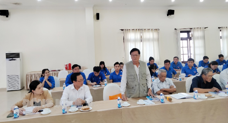 Nguyên Bí thư Tỉnh đoàn Hồ Vĩnh Sang tham luận tại hội thảo.