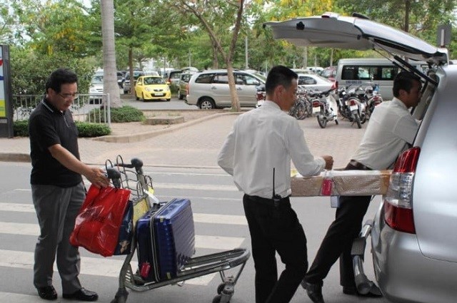 Taxi Nội Bài 247 “ghi điểm” bởi đội ngũ lái xe thân thiện, giàu kinh nghiệm Tài xế luôn nhiệt tình hỗ trợ khách hàng mang hành lý lên xuống xe