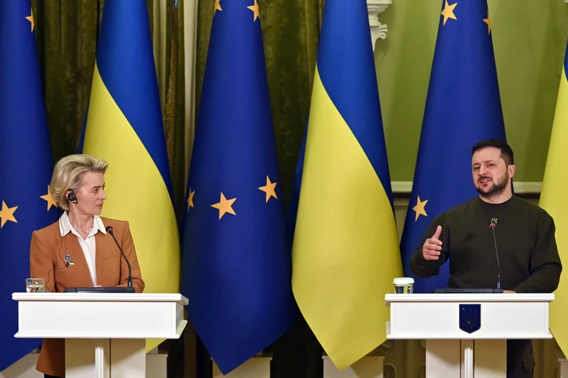 Tổng thống Ukraine Volodymyr Zelensky (phải) và Chủ tịch Ủy ban châu Âu (EC) Ursula von der Leyen tại cuộc họp báo ở Kiev, Ukraine, ngày 2-2-2023. (Ảnh: AFP/TTXVN)