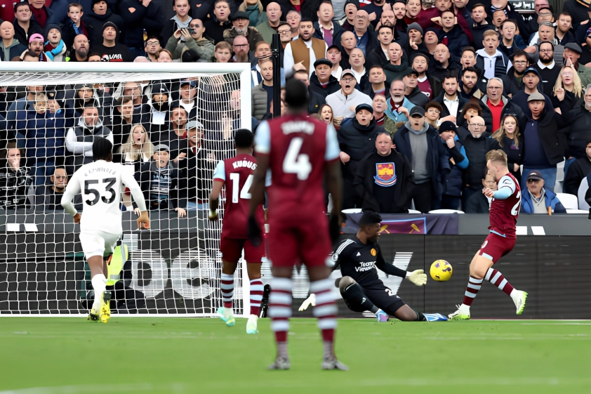 Liverpool và Arsenal chia điểm kịch tính, MU thua bạc nhược