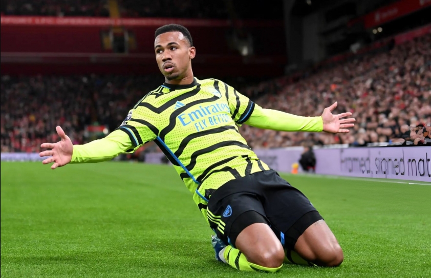 Liverpool và Arsenal chia điểm kịch tính, MU thua bạc nhược Trung vệ của Arsenal sớm đưa đội khách vượt lên dẫn trước. Ảnh: Getty