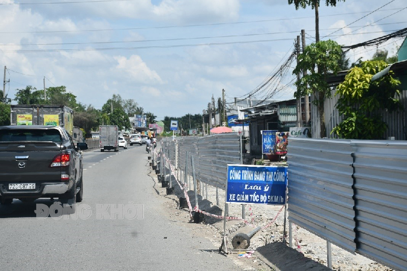 Thống nhất phương án đảm bảo an toàn giao thông cầu Hàm Luông trên tuyến quốc lộ 60 Thi công dải phân cách dạng hộ lan tại các đoạn đường gom phía bên dốc cầu Hàm Luông, đoạn xã Thanh Tân.