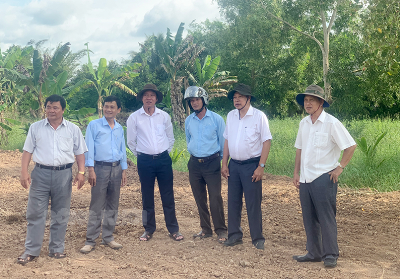 Bí thư Huyện ủy Võ Văn Phê (bìa phải) và Chủ tịch UBND huyện Dương Minh Tùng (thứ hai bên phải) khảo sát công trình dự án Lạc Địa, xã Phú Lễ.