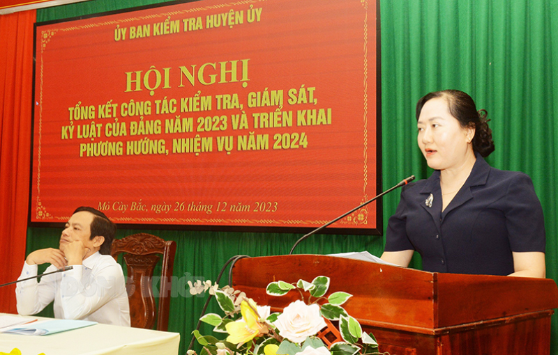 Bí thư Huyện ủy Mỏ Cày Bắc Phạm Thị Thanh Thảo phát biểu tại hội nghị.