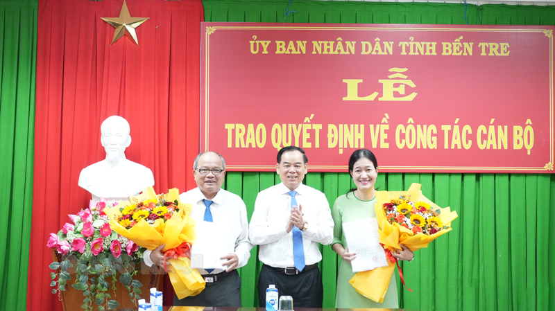 Chủ tịch UBND tỉnh Trần Ngọc Tam trao các quyết định về công tác cán bộ.