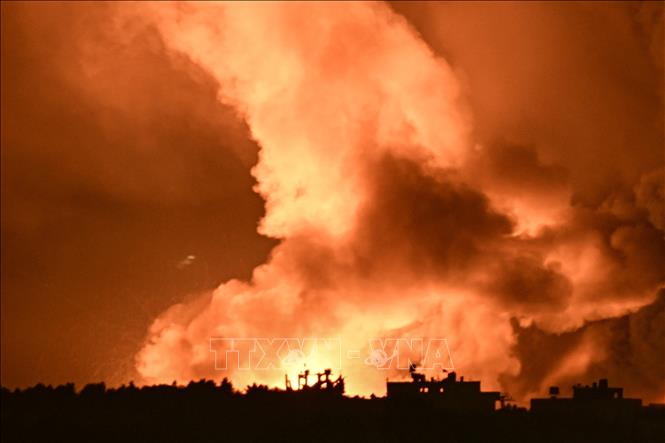 Khói lửa bốc lên sau vụ không kích của Israel xuống Dải Gaza ngày 4-11-2023. Ảnh: AFP/TTXVN