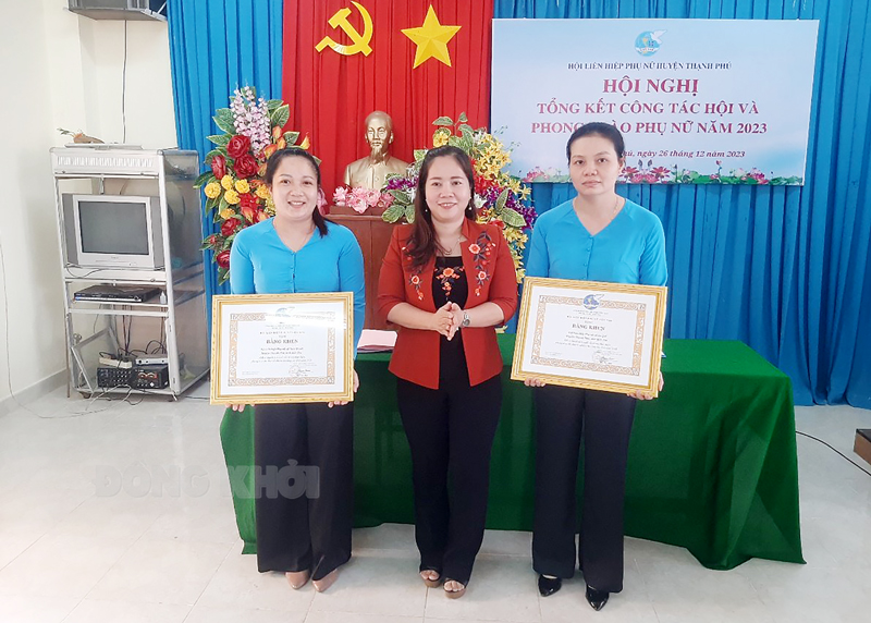 Chủ tịch Hội Liên hiệp Phụ nữ tỉnh Nguyễn Thị Kim Thoa trao thưởng cho tập thể, cá nhân.