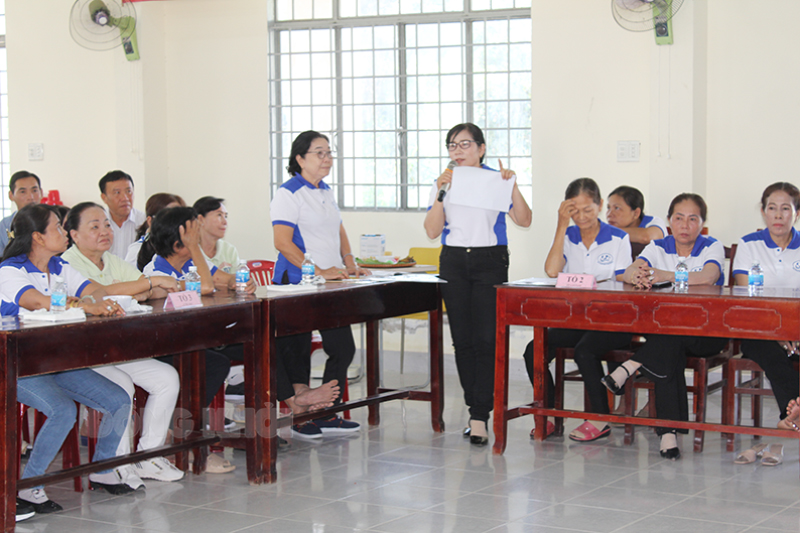 Trao đổi, chia sẻ kinh nghiệm và nâng chất lượng hoạt động câu lạc bộ liên thế hệ Câu lạc bộ Liên thế hệ tự giúp nhau số 3 - xã Phú Sơn triển khai truyền thông về bệnh tăng huyết áp cho hội viên.