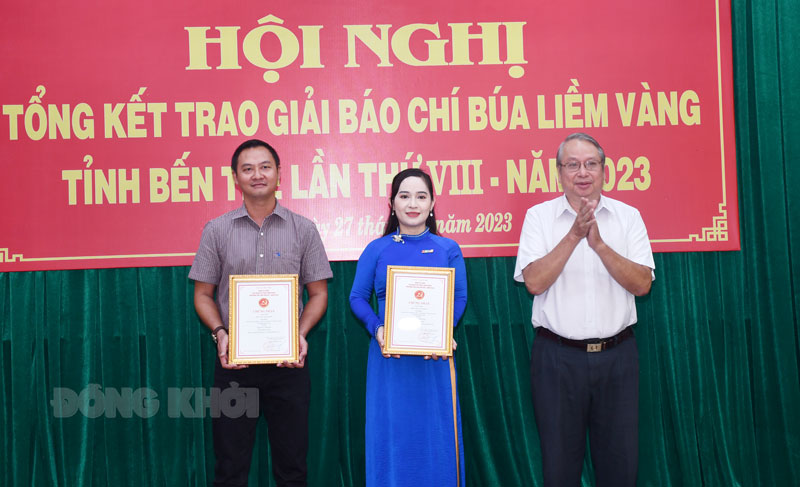 Trưởng Ban Tuyên giáo Tỉnh ủy Cao Văn Dũng trao giải Nhất thể loại Truyền hỉnh cho tác giả Nguyễn Lý Minh Đại - Đoan Trang với tác phẩm Thanh niên với nhiệm vụ bảo vệ nền tảng tư tưởng của Đảng trên không gian mạng.