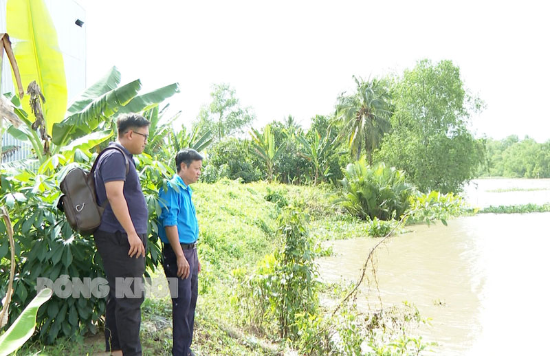 Một tuyến đê bao ngăn mặn tại xã Phú Đức, huyện Châu Thành.