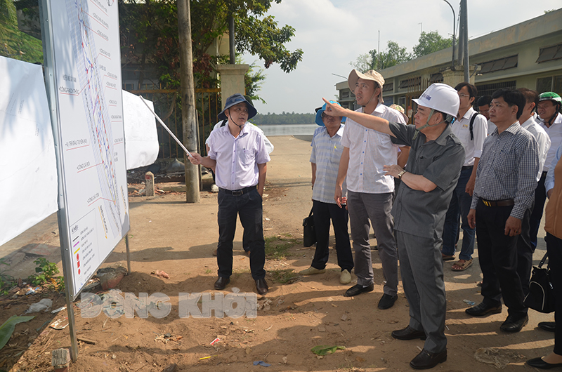 Chủ tịch UBND tỉnh Trần Ngọc Tam nắm thông tin Dự án Xây dựng tuyến đê bao chống ngập, kiểm soát mặn, trữ ngọt kết hợp đường giao thông xã Hưng Phong.