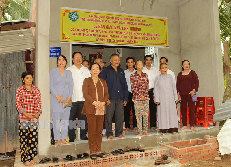 Trao tặng nhà tình thương cho bà Lữ Thị Thủy 55 tuổi, hộ cận nghèo ở ấp Vĩnh Trị, xã Khánh Thạnh Tân.