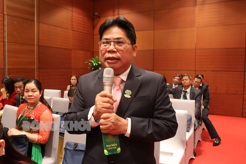 Chủ tịch Hội Nông dân tỉnh Nguyễn Văn Bàn phát biểu thảo luận.