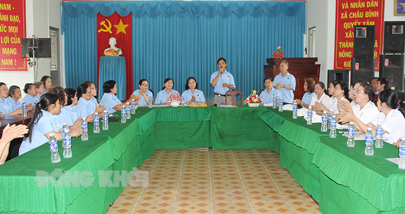 Ban Chủ nhiệm Câu lạc bộ Liên thế hệ tự giúp nhau ấp Bình Phú sinh hoạt định kỳ.