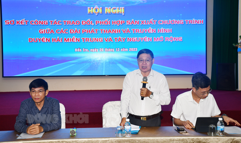 Chủ trì hội nghị.
