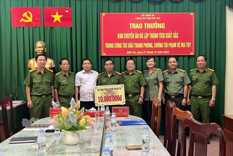 Đại tá Võ Công Bình - Phó giám đốc Công an tỉnh Bến Tre đã trao thưởng “nóng” cho Ban chuyên án. Ảnh: HB.