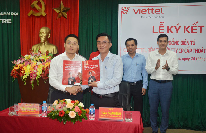 Viettel Bến Tre và Công ty Cổ phần Cấp thoát nước Bến Tre ký kết hợp đồng điện tử Tổng giám đốc Công ty cổ phần Cấp thoát nước Bến Tre Trần Thanh Bình và Thiếu tá Trần Văn Chiến - Giám đốc Chi nhánh Viettel Bến Tre ký kết hợp đồng điện tử.