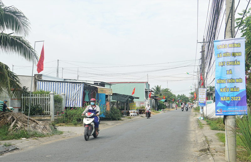 Hữu Định xây dựng thành công xã nông thôn mới kiểu mẫu Đường giao thông nông thôn xã Hữu Định khang trang, thông thoáng. Ảnh: A. NGUYỆT