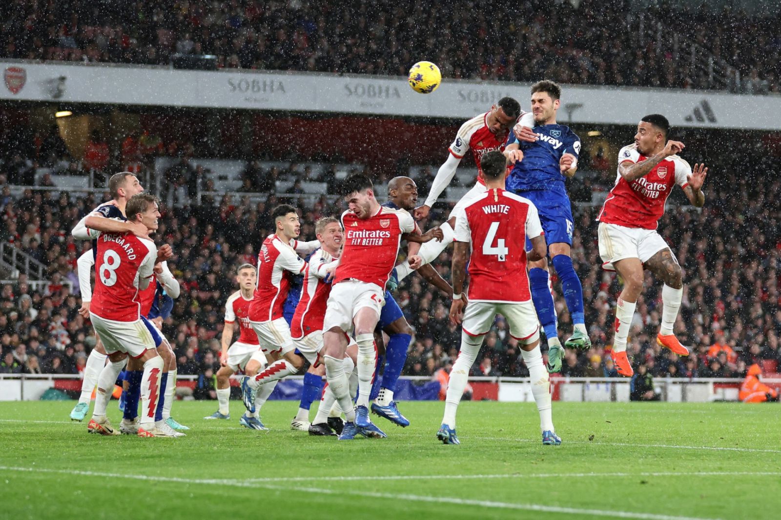 Arsenal mất ngôi đầu bảng Ngoại hạng Anh, Tottenham thua thảm Brighton Bàn thua thứ 2 của Arsenal sau một tình huống cố định. Ảnh: GETTY