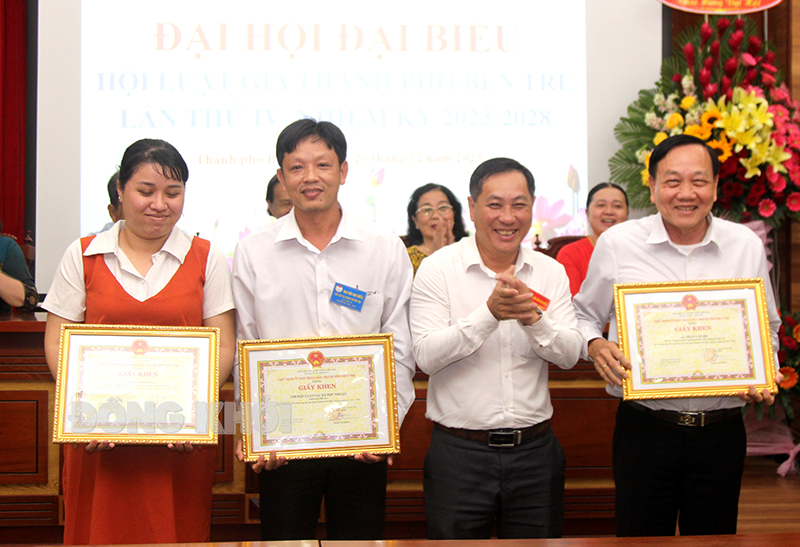 Phó chủ tịch UBND TP. Bến Tre Nguyễn Trúc Lâm trao giấy khen cho tập thể và cá nhân.