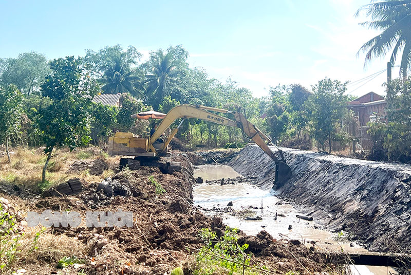 Người dân xã Sơn Định (Chợ Lách) đào ao trữ nước ngọt để ứng phó với tình hình hạn mặn.