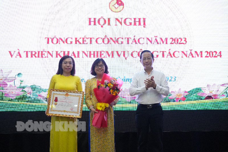 Kho bạc Nhà nước Bến Tre tổng kết tình hình thực hiện nhiệm vụ năm 2023 Trao Huân chương lao động hạng Nhì cho tập thể.