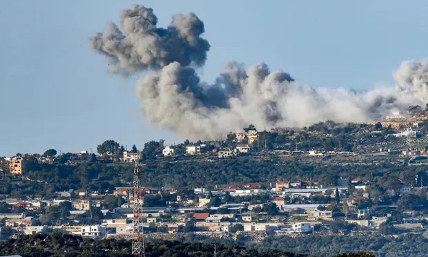 Khói bốc lên cuồn cuộn ở làng Marwahin, phía nam Liban hôm 26-12-2023 sau vụ ném bom của Israel. Ảnh: AFP/Getty Images