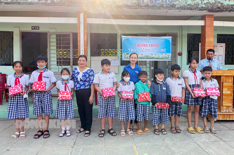 Hữu Định xây dựng thành công xã nông thôn mới kiểu mẫu Xã đoàn phối hợp với Liên đội Trường Tiểu học Hữu Định tổ chức tặng quà cho các em học sinh có hoàn cảnh khó khăn vươn lên vượt khó học giỏi. Ảnh: CTV