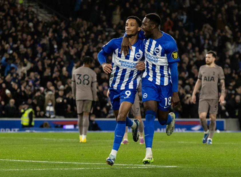 Arsenal mất ngôi đầu bảng Ngoại hạng Anh, Tottenham thua thảm Brighton Brighton đã có một ngày thi đấu thăng hoa trước Tottenham. Ảnh: GETTY