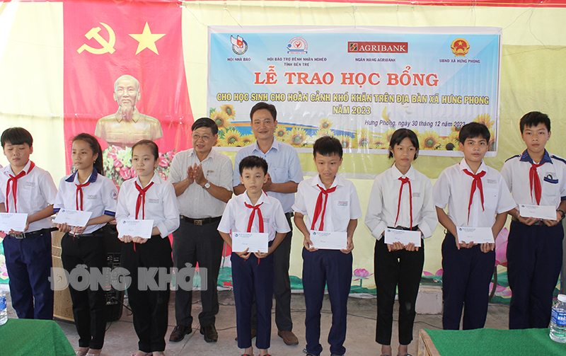 Trao học bổng cho học sinh có hoàn cảnh khó khăn.