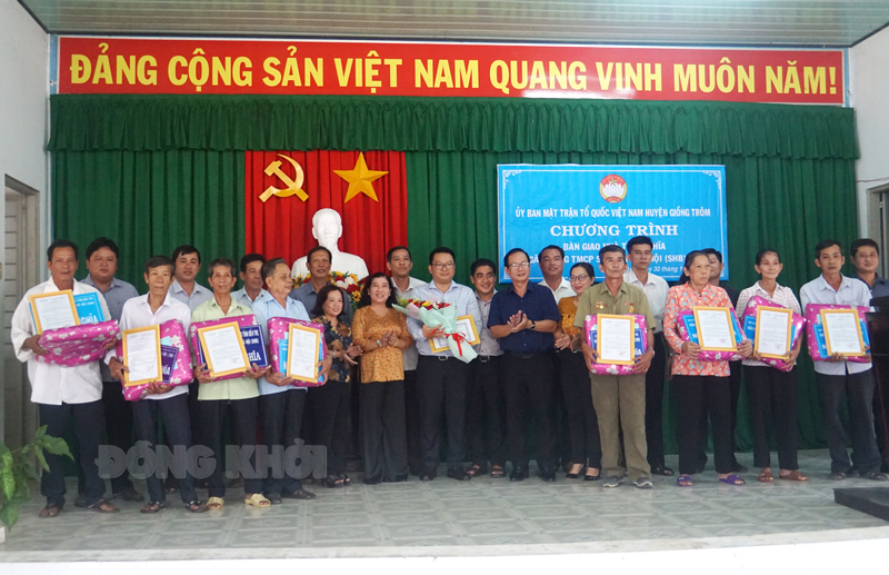 Đại diện nhà tài trợ và lãnh đạo địa phương trao bảng tượng trưng các căn nhà và trao tặng các phần quà cho các gia đình.