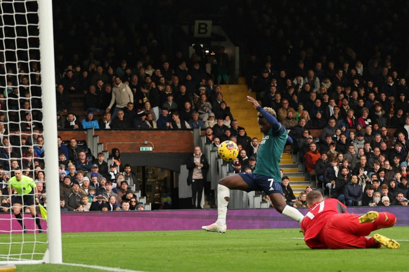 Saka mở tỷ số cho Arsenal trong trận thua Fulham.