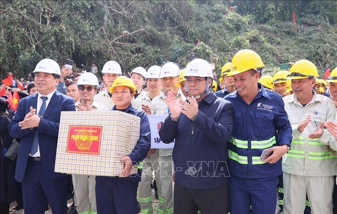 Thủ tướng Phạm Minh Chính tặng qùa cho các đơn vị thi công Dự án cao tốc Đồng Đăng - Trà Lĩnh. Ảnh: Dương Giang/TTXVN