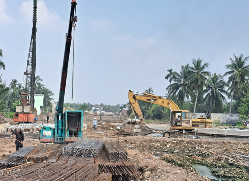 Đẩy nhanh tiến độ thi công công trình Đại lộ Đông Tây, phường Phú Khương, TP. Bến Tre.  Ảnh: H. Hiệp