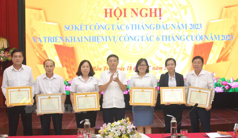Đảng bộ Kho bạc Nhà nước tỉnh thi đua hoàn thành xuất sắc nhiệm vụ Bí thư Đảng ủy - Giám đốc Kho bạc Nhà nước tỉnh Cao Cự Nhâm trao giấy khen cho gương điển hình tiên tiến trong phong trào thi đua, giai đoạn 2021 - 2025.