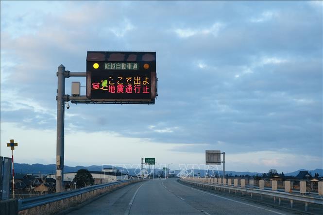 Một biển báo trên đường cao tốc thông tin cho các tài xế về trận động đất tại tỉnh Toyama, Nhật Bản ngày 1-1-2024. Ảnh: THX/TTXVN