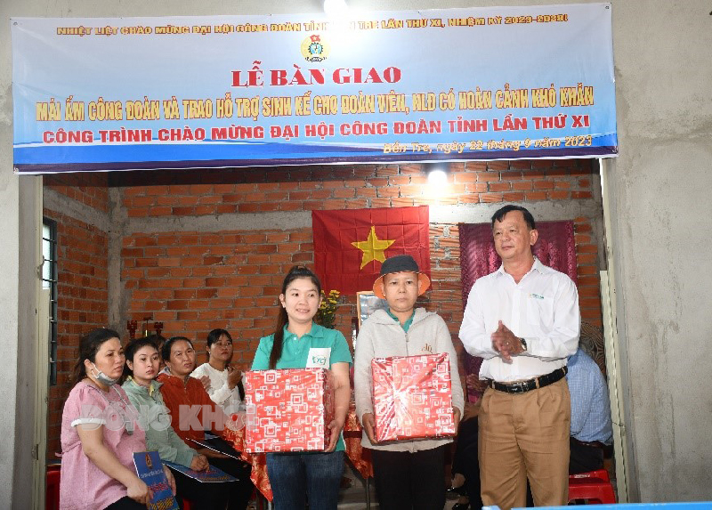 Tăng cường bảo đảm an sinh xã hội, an toàn trong dịp Tết Dương lịch và Tết Nguyên đán Giáp Thìn năm 2024 Trao quà cho người nghèo