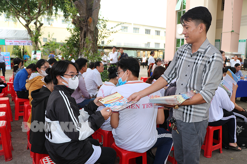 Phê duyệt kết quả rà soát hộ nghèo, hộ cận nghèo năm 2023 Nhiều chính sách hỗ trợ hộ nghèo, cận nghèo như dạy nghề, giải quyết việc làm được tỉnh tổ chức nằm giảm số hộ nghèo trên địa bàn tỉnh.