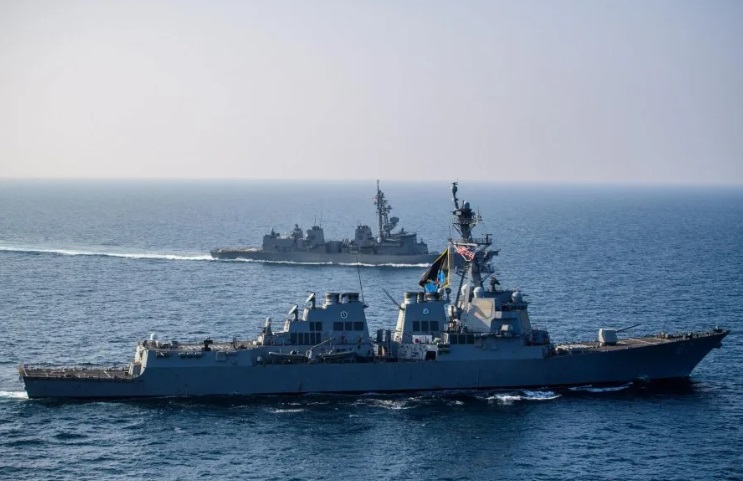 Tàu khu trục mang tên lửa dẫn đường USS Mason (DDG 87) của Mỹ di chuyển ở Vịnh Aden vào ngày 25-11-2023. Ảnh: Hải quân Mỹ