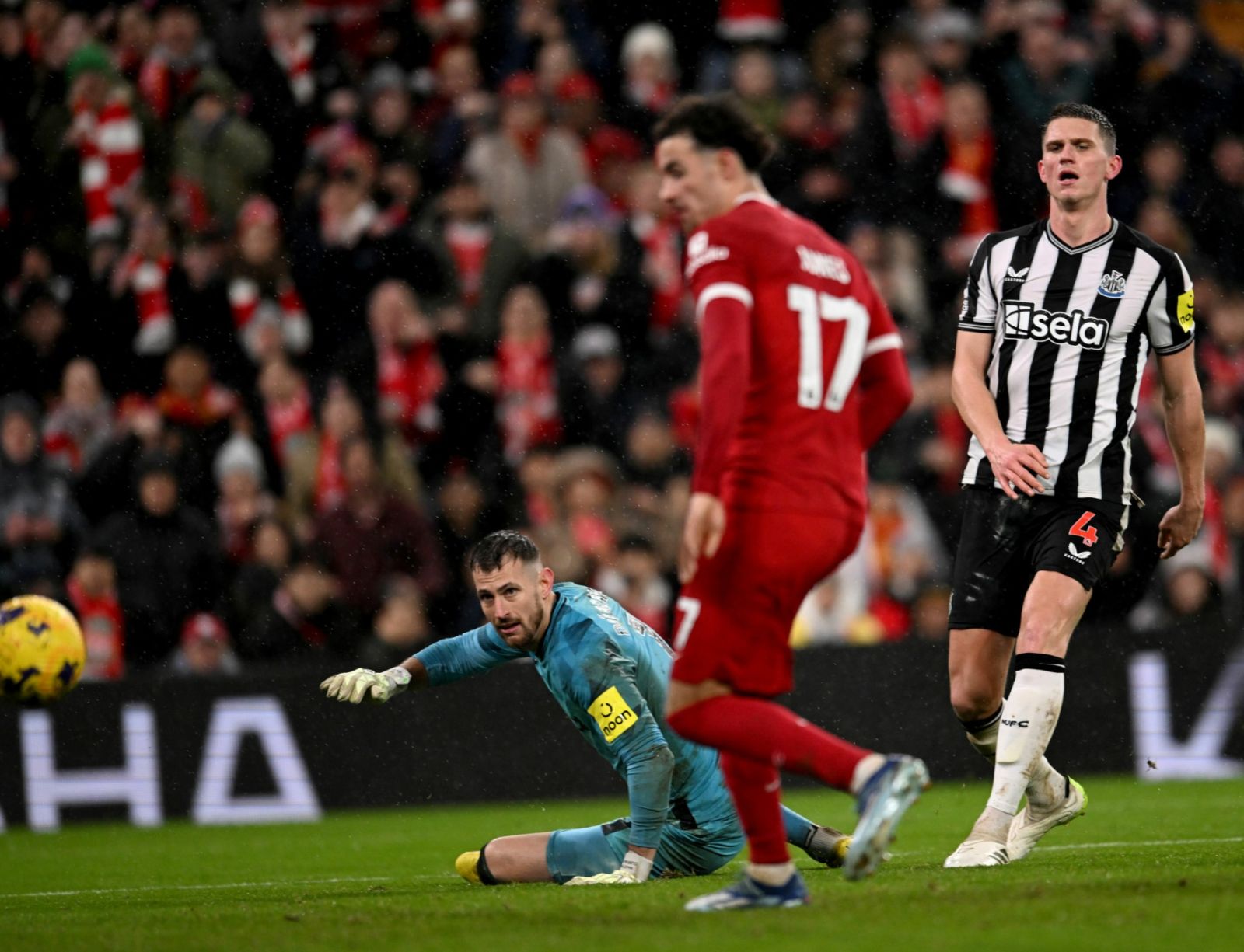 Liverpool hạ Newcastle bằng cơn mưa bàn thắng Curtis Jones đệm bóng cận thành nâng tỷ số lên 2-1 cho Liverpool chỉ khoảng 10 phút sau khi Newcastle gỡ hòa. Ảnh: Getty