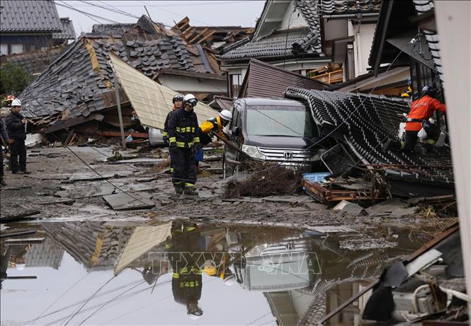 Lực lượng cứu hộ tìm kiếm nạn nhân mắc kẹt trong đống đổ nát sau trận động đất tại Suzu, tỉnh Ishikawa, ngày 3-1-2024. Ảnh: Kyodo/TTXVN