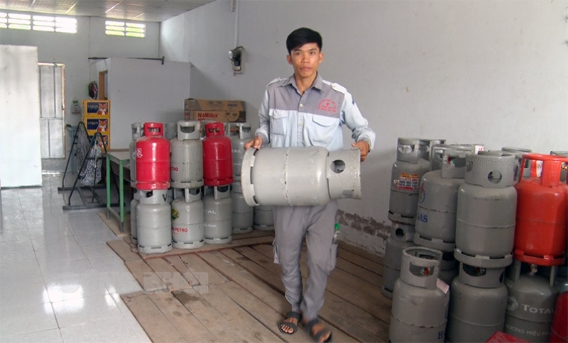Tìm lại mùa xuân cuộc đời Anh Nguyễn Ngọc Chí Tâm chuẩn bị gas giao cho khách.