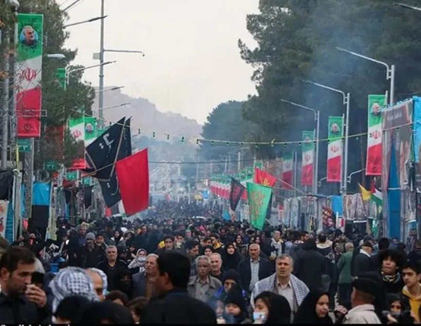 Người dân tham gia lễ tưởng niệm Tướng Qassem Soleimani. (Nguồn: .iranintl)