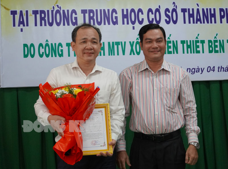 Lãnh đạo UBND TP. Bến Tre trao thư cảm ơn nhà tài trợ