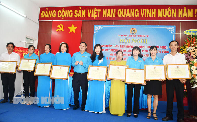 Năm 2024 phát triển mới 20 công đoàn cơ sở với 9.000 đoàn viên Chủ tịch Liên đoàn Lao động tỉnh Nguyễn Phúc Linh trao giấy khen cho các tập thể, cá nhân tiêu biểu.