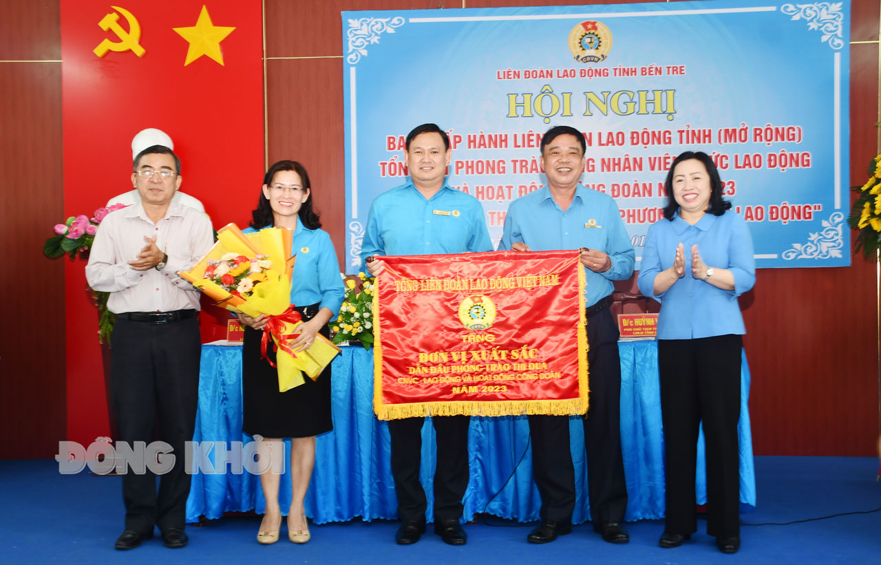 Năm 2024 phát triển mới 20 công đoàn cơ sở với 9.000 đoàn viên Phó chủ tịch Tổng Liên đoàn Lao động Việt Nam Thái Thu Xương và Trưởng ban Dân vận Tỉnh ủy Bùi Văn Bia trao Cờ thi đua cho Liên đoàn Lao động tỉnh.