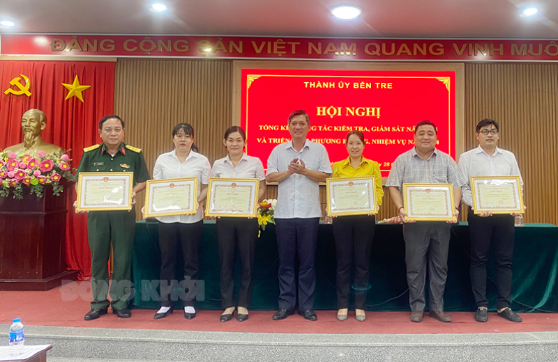 Đảng bộ TP. Bến Tre tăng cường giữ vững kỷ luật của đảng Phó chủ nhiệm Thường trực Ủy ban Kiểm tra Thành ủy Nguyễn Thanh Bình tặng giấy khen cho tập thể và cá nhân đã hoàn thành tốt công tác kiểm tra, giám sát và thi hành kỷ luật đảng năm 2023. Ảnh: CTV