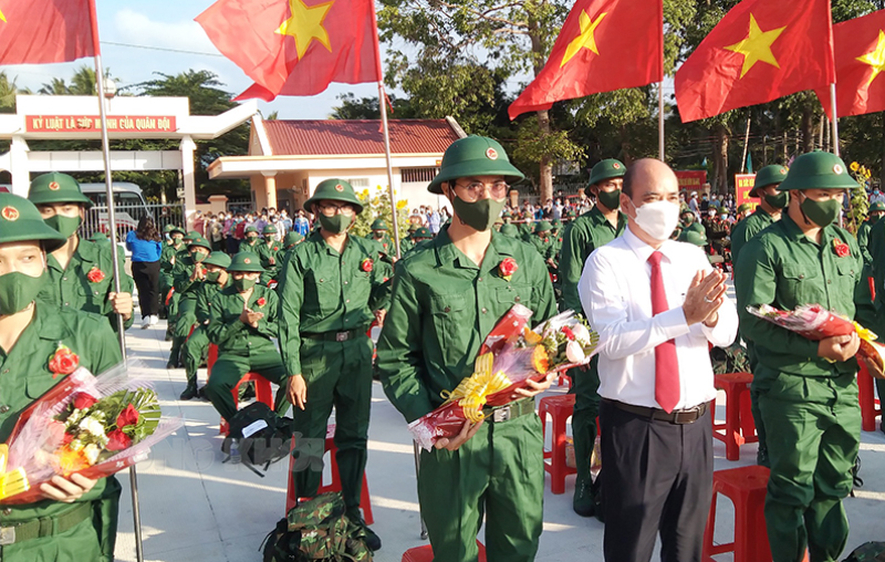 Vị trí, vai trò công tác tuyển quân ở địa phương Bí thư Thành ủy TP. Bến Tre Nguyễn Văn Tuấn - Bí thư Đảng ủy Quân sự TP. Bến Tre động viên thanh niên lên đường nhập ngũ năm 2023. Ảnh: Hải Hưng