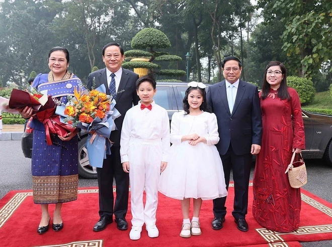 Thủ tướng Phạm Minh Chính và Phu nhân cùng Thủ tướng Lào Sonexay Siphandone và Phu nhân tại Lễ đón. (Ảnh: Dương Giang/TTXVN)